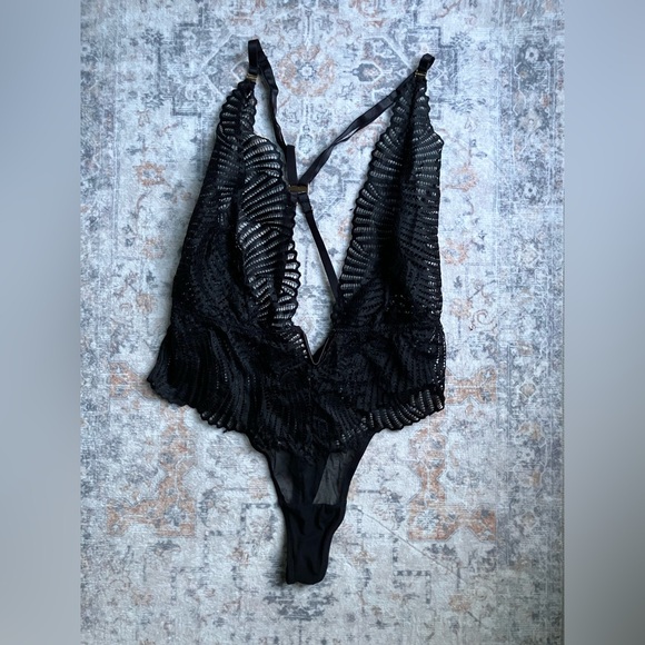 Bluebella Iris Soft Bodysuit in Black (Medium) - Picture 8 of 8